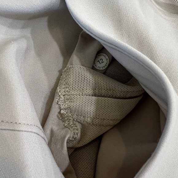 Lululemon On The Fly Woven 2.5” Shorts Silverstone Size 12 - Picture 8 of 14